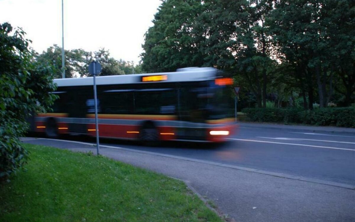 161183275516101011531608042582bus um die wecke biegend 2 foto fh 161183275516101011531608042582bus um die wecke biegend 2 foto fh